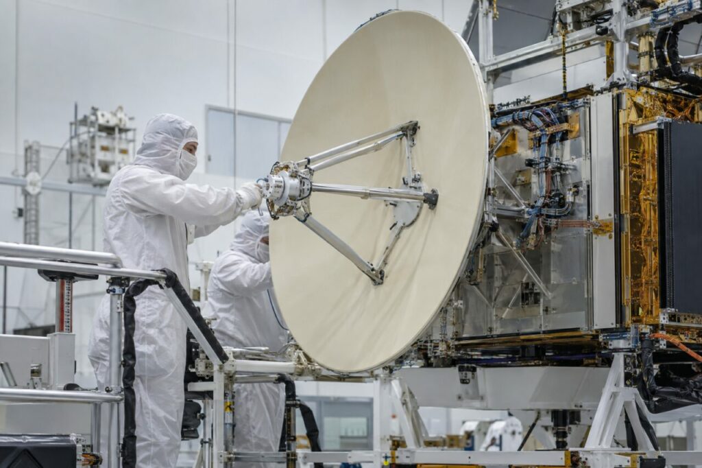Antenne circulaire intégrée en salle blanche sur un satellite de télécommunications