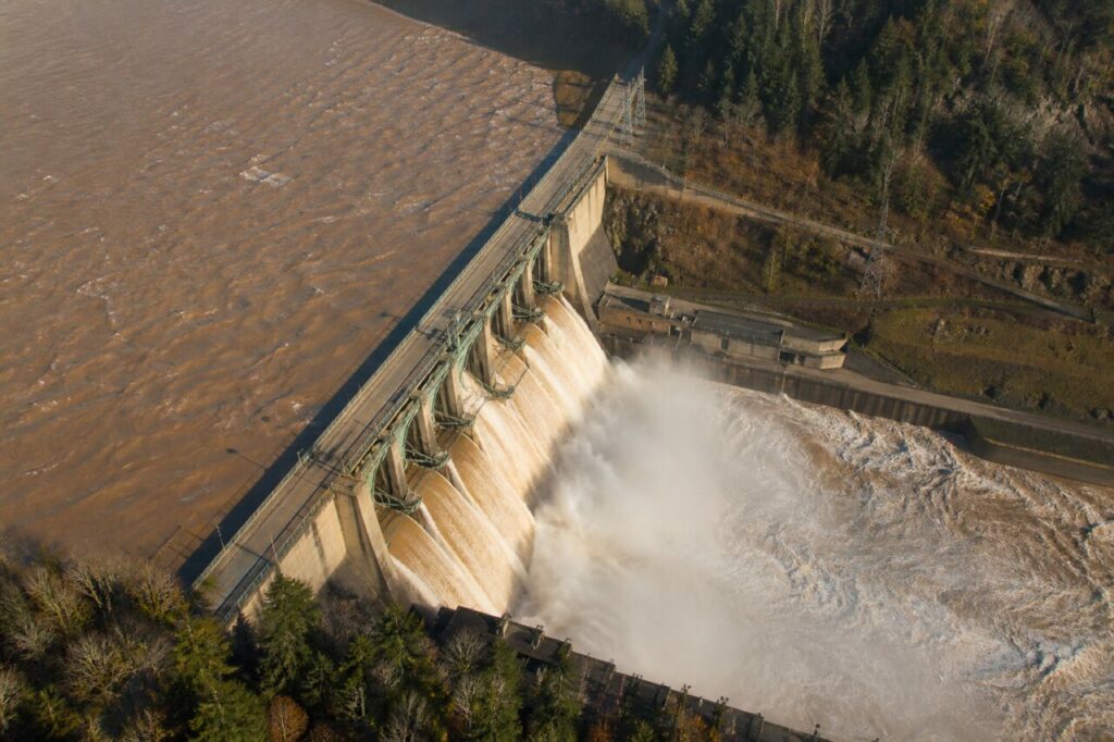 Baies actives dispersant embruns et écume au pied de l'ouvrage