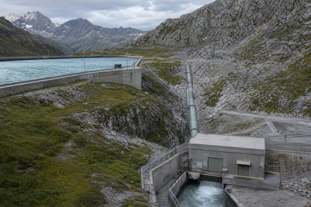 Bassin alpin relié à la conduite forcée de l'installation hydroélectrique