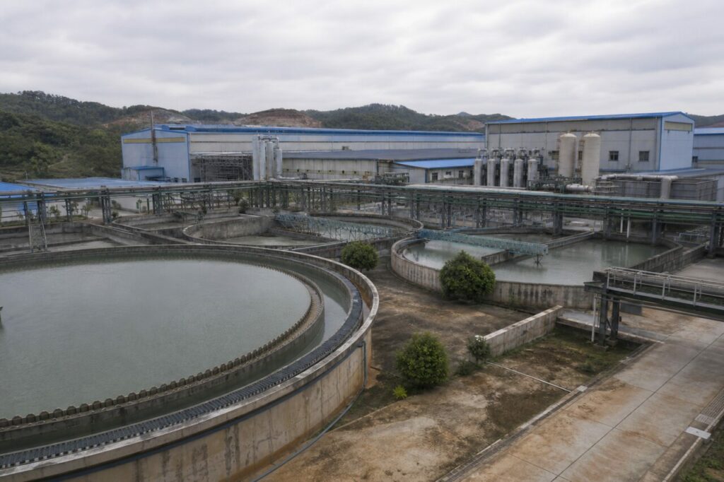 Bassins de clarification et réseaux de tuyauterie d'une usine de terres rares