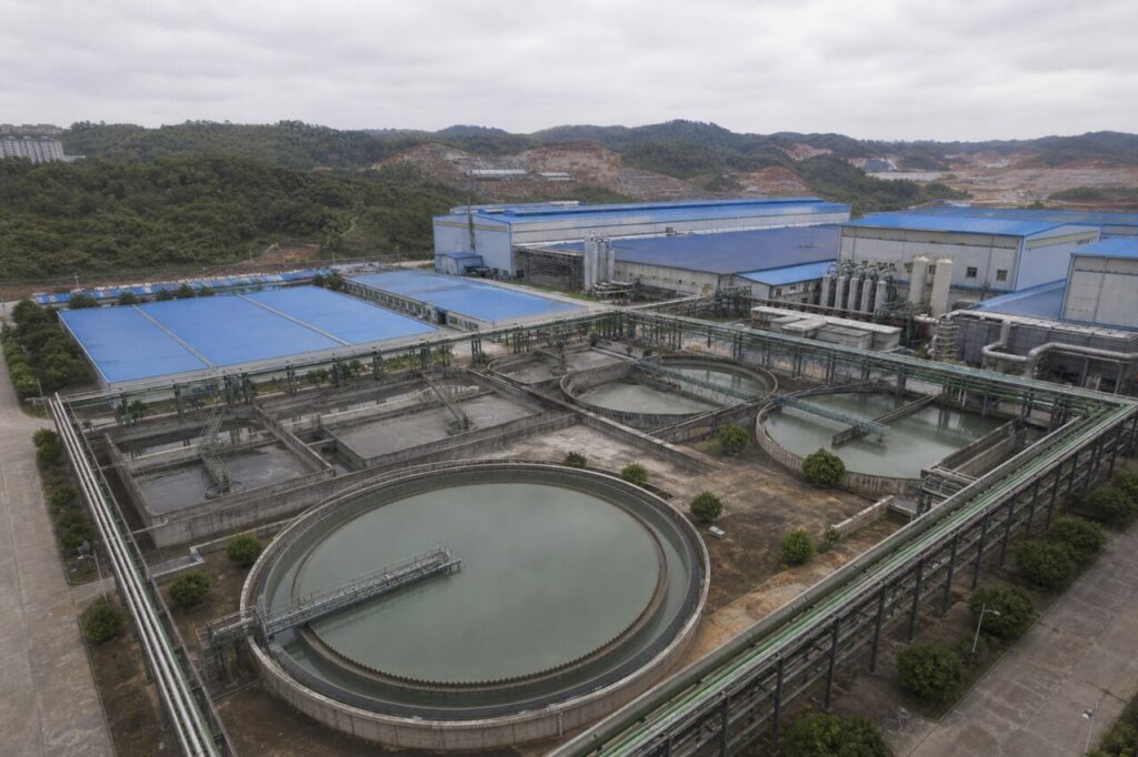 Bassins de traitement entourés de passerelles et de conduites industrielles