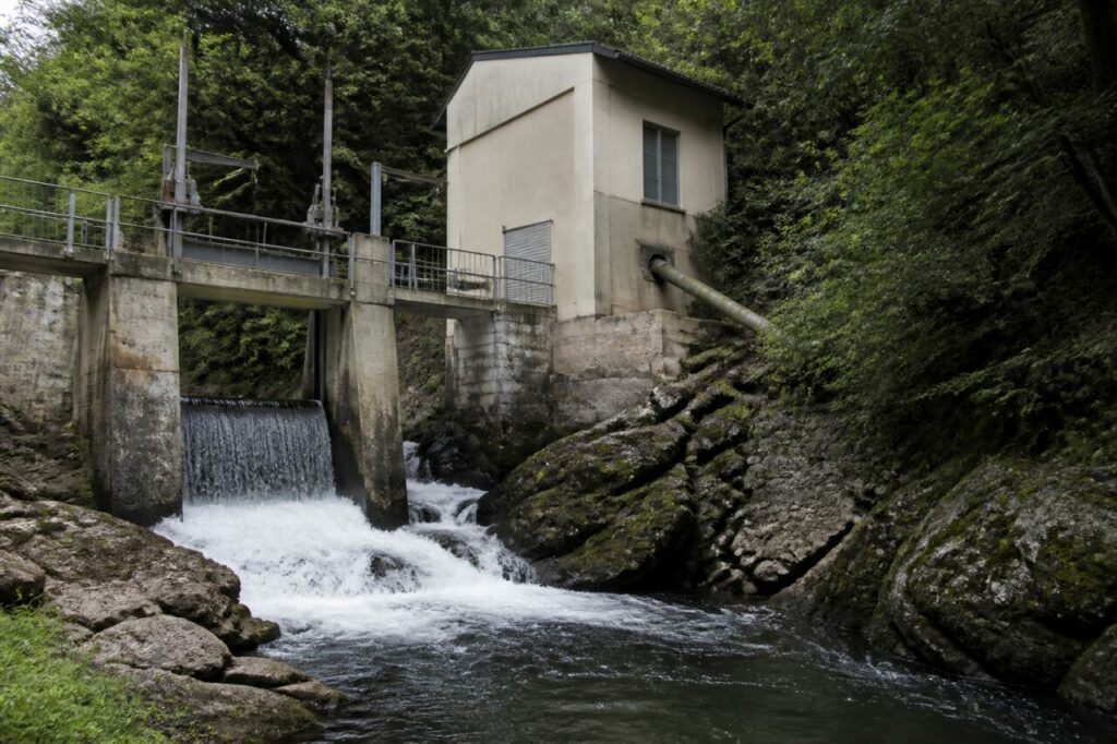 Edifício de comando junto à comporta de um pequeno açude de derivação