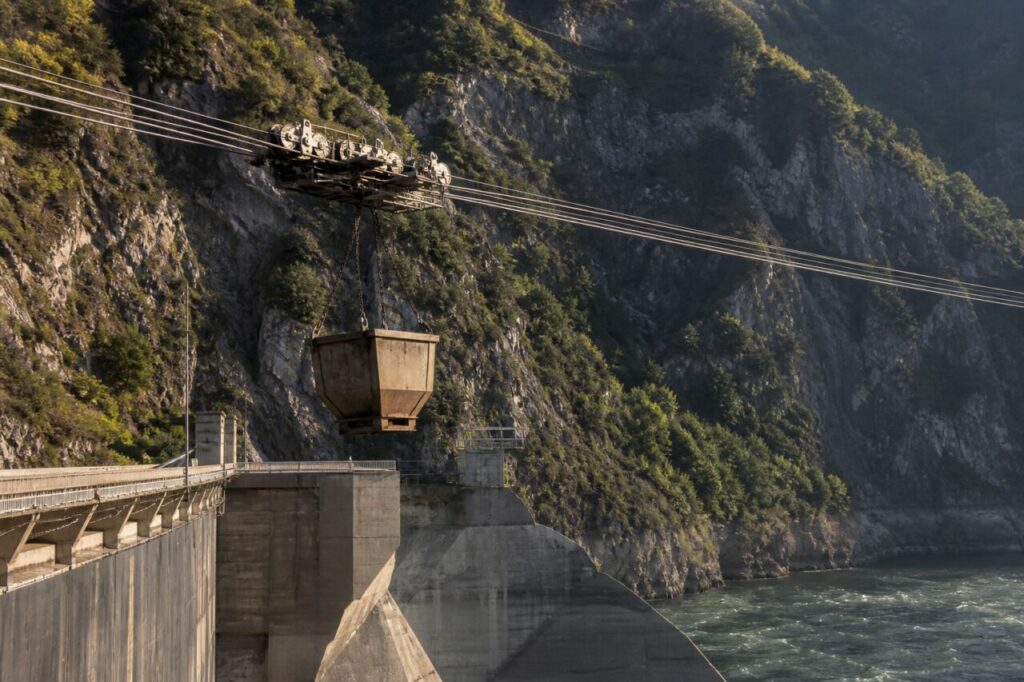 Caçamba de obra cruza a garganta suspensa no cabo portante