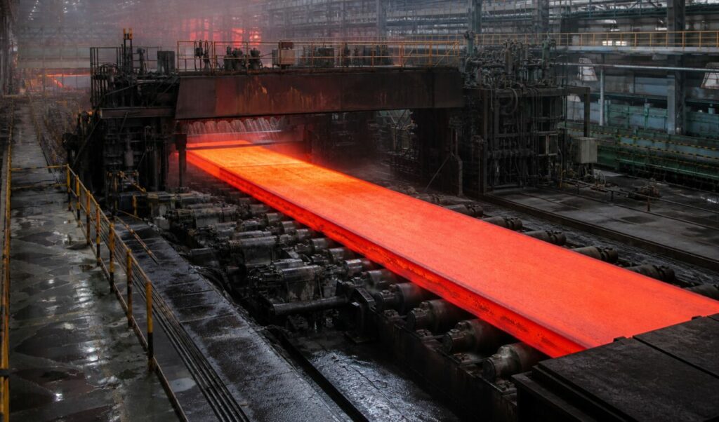 Gabbia di laminazione attraversata dalla bramma rovente