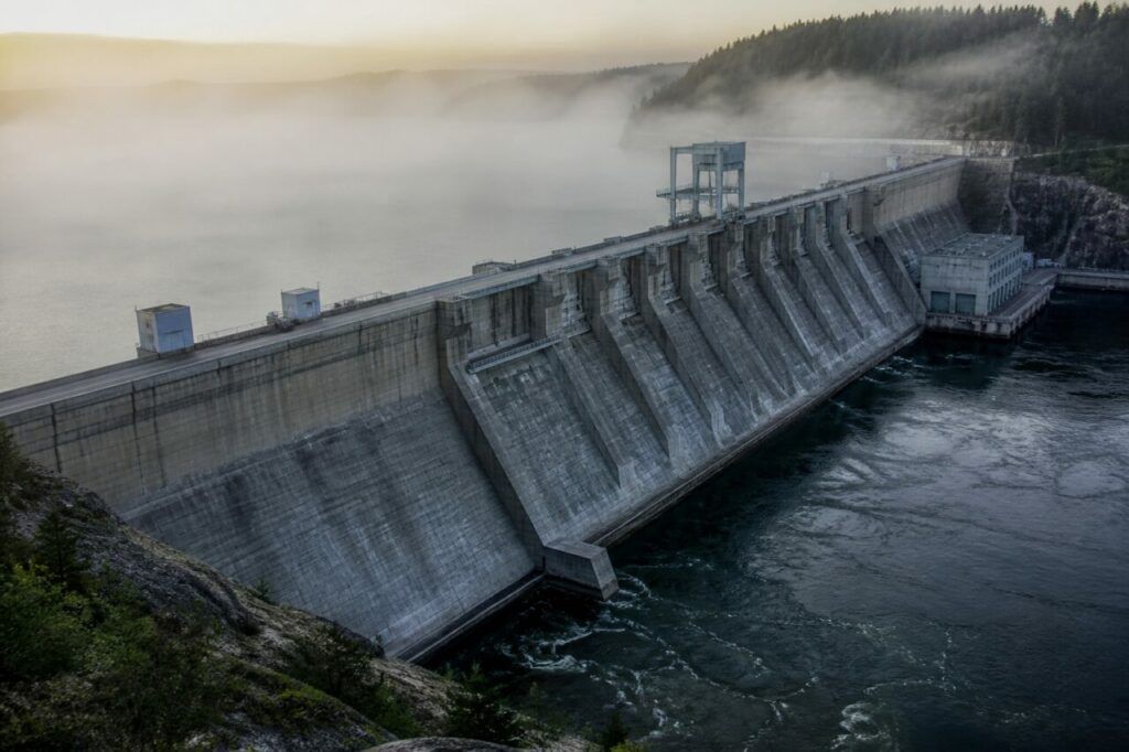 Centrale en pied de barrage restituant le débit turbiné dans la rivière