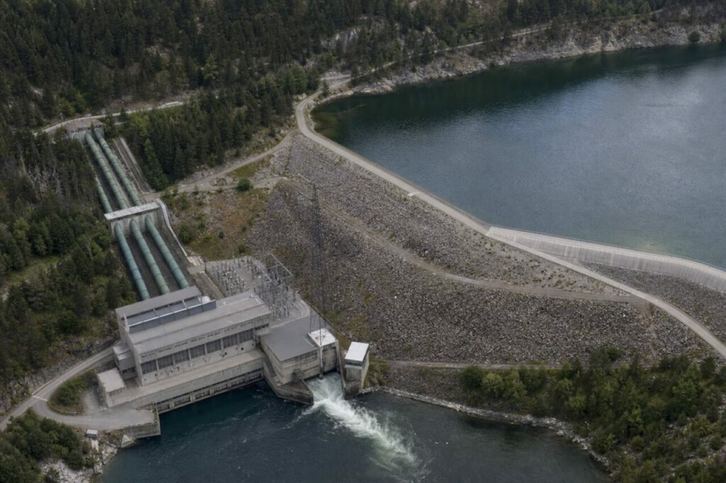 Chaîne hydroélectrique complète entre barrage, centrale et poste électrique