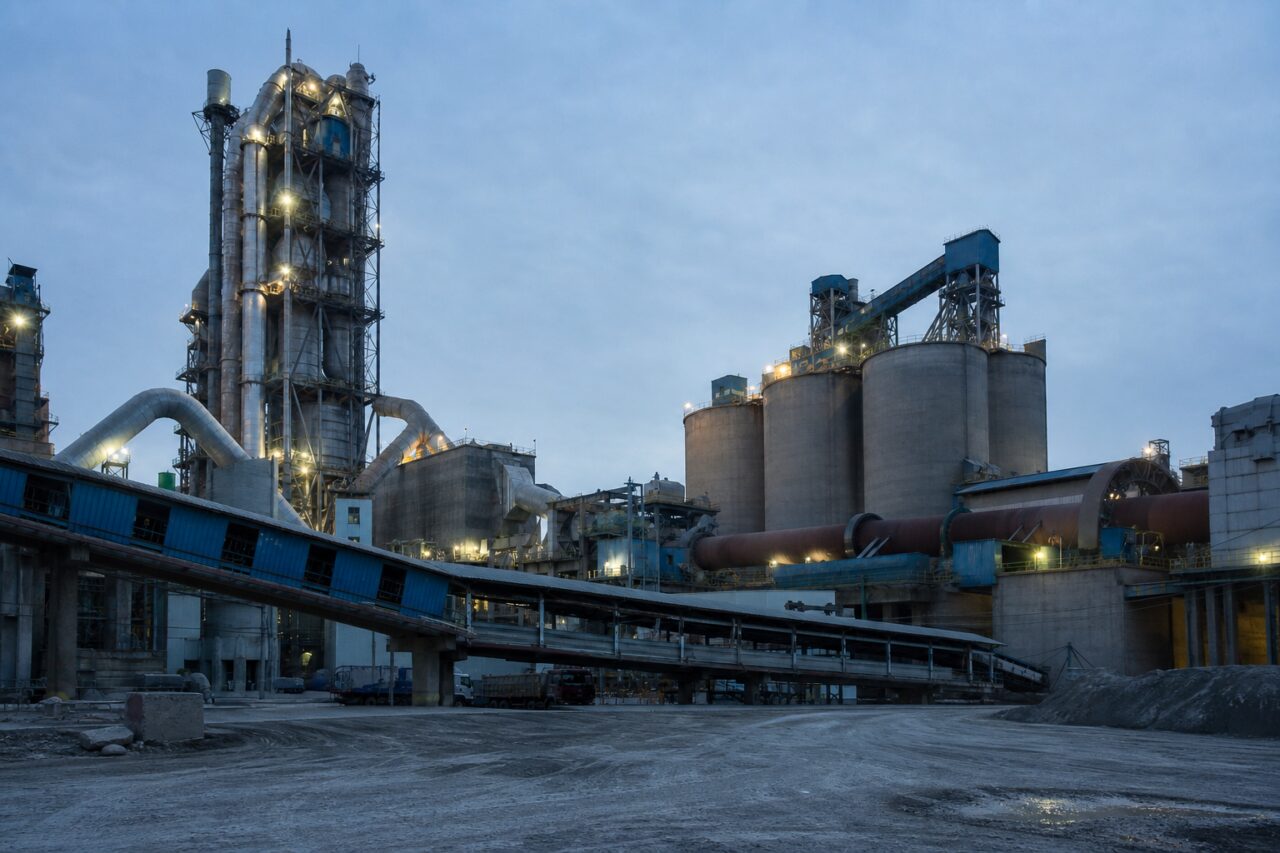 Cimenterie avec four rotatif et silos — avec four clair, silos et convoyeurs entre les bâtiments