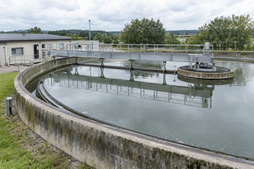 Clarificateur circulaire avec pont racleur dans une station d’épuration rurale