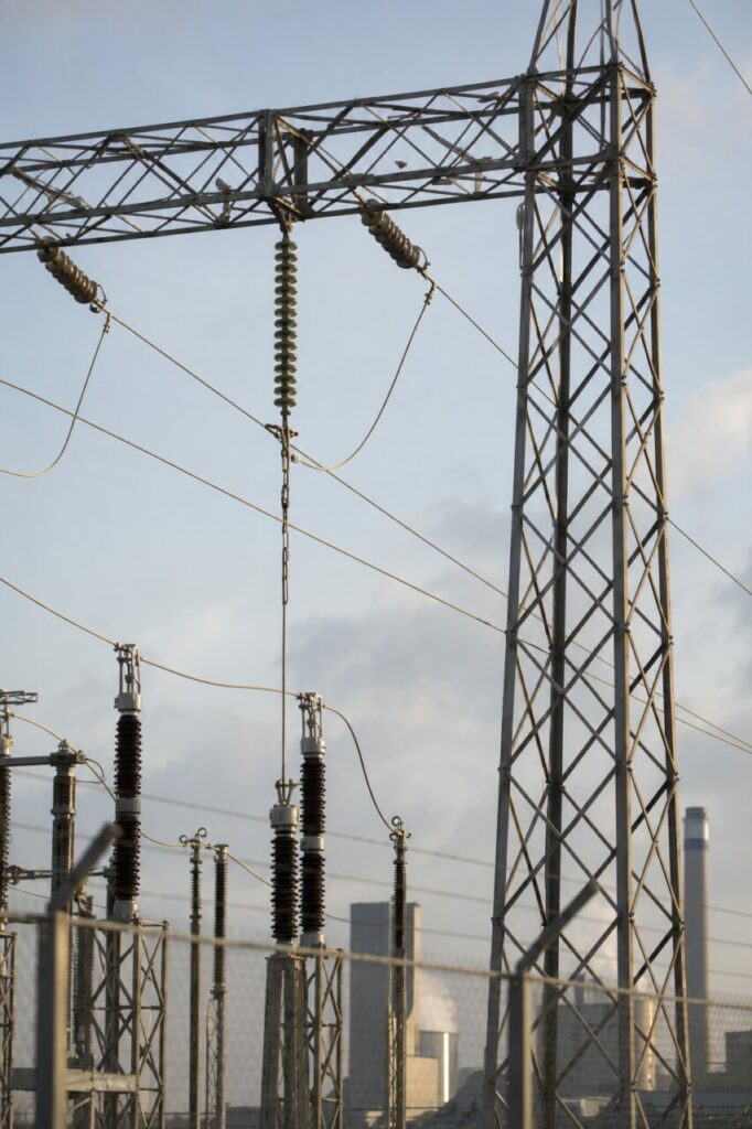 Condutores aéreos atravessam a subestação de escoamento