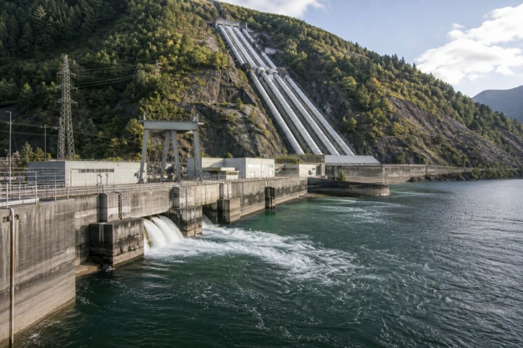 Conduites parallèles acheminant l'eau du versant jusqu'à la centrale