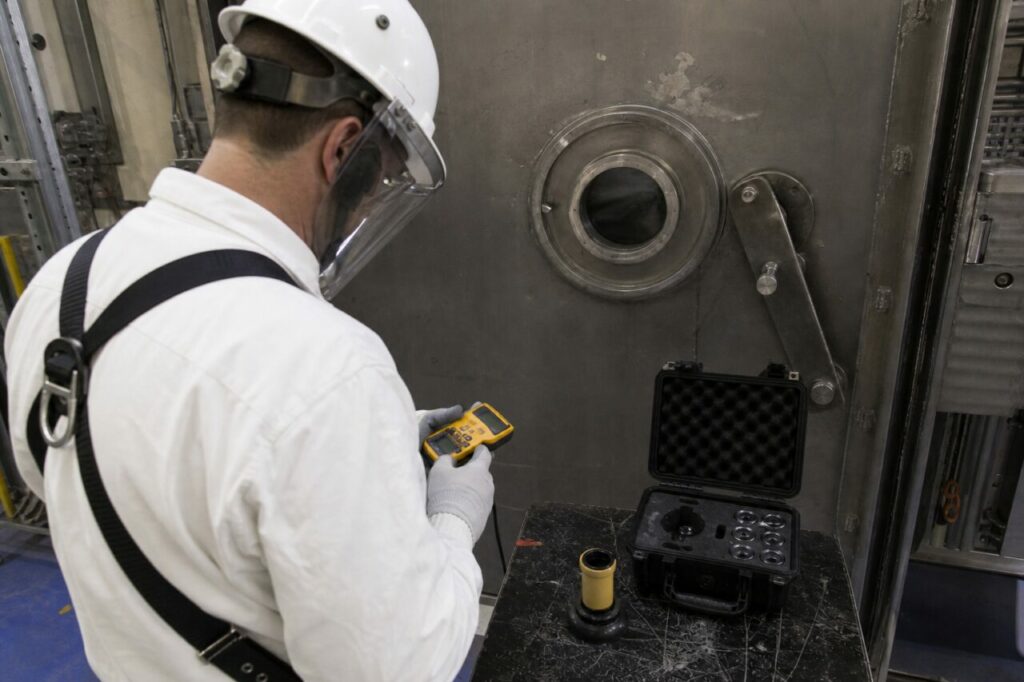 Contrôle au radiamètre sur hublot de porte blindée — Contrôle radiamétrique de sûreté en zone nucléaire