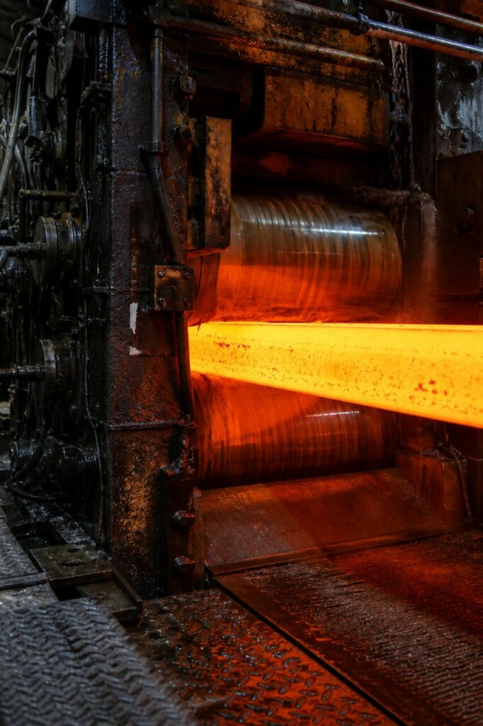 Il nastro caldo lascia la zona di presa dei cilindri