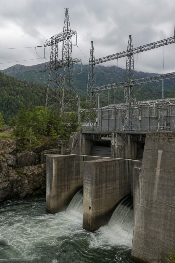 Energia evacuada pelos pórticos treliçados sobre os canais de restituição