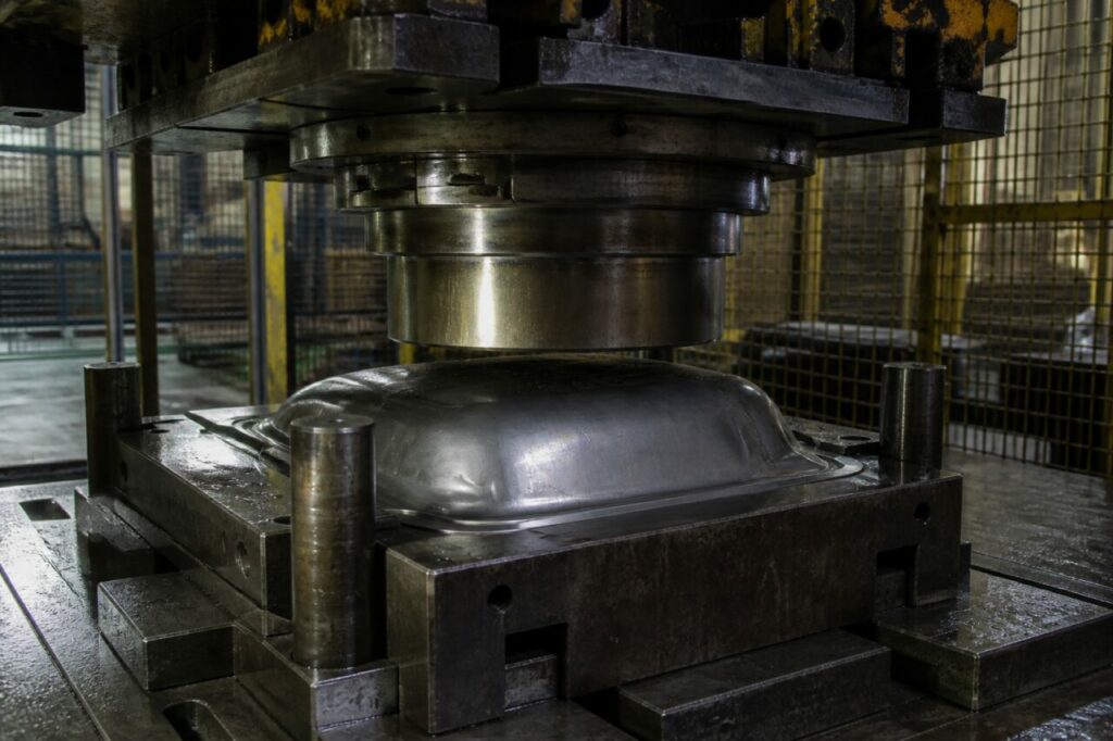 Protezioni gialle delimitano la pressa attorno al pannello stampato