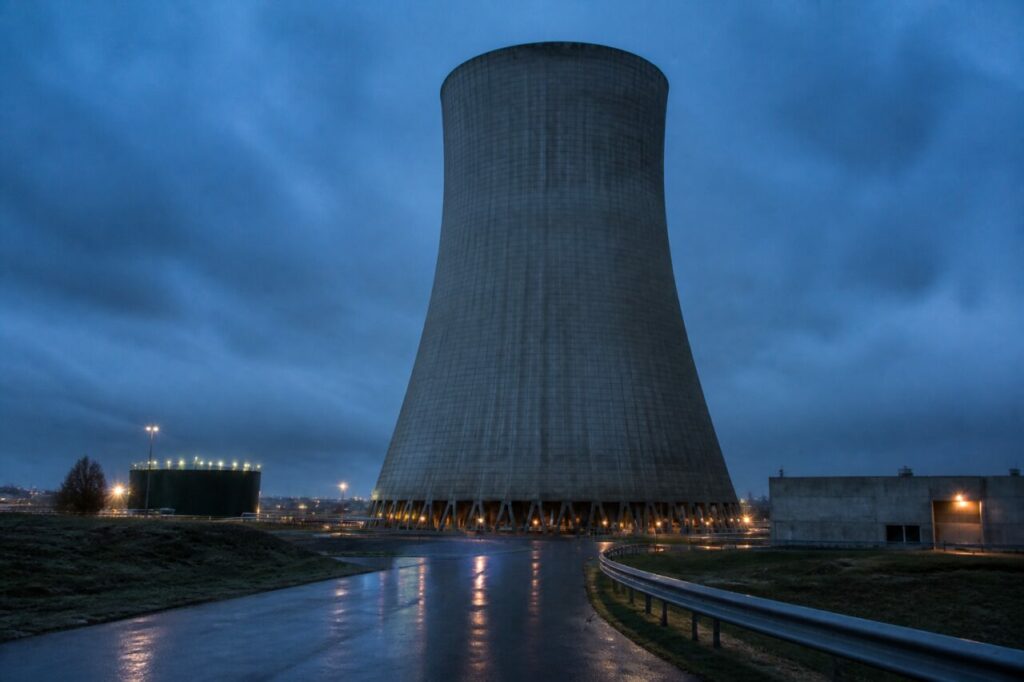 Gekoeld water verzamelt zich onder de open voet van de toren