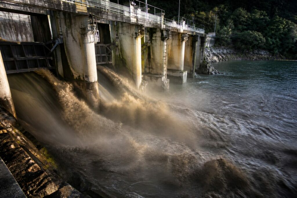 Écoulements boueux répartis entre les ouvertures du barrage