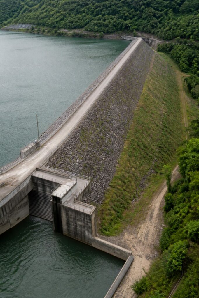 Enrochements amont protégeant le talus au contact du réservoir