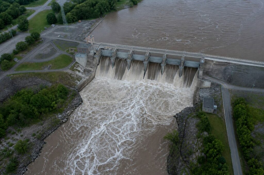 Évacuateur multibaies déchargeant un fort débit à travers le barrage