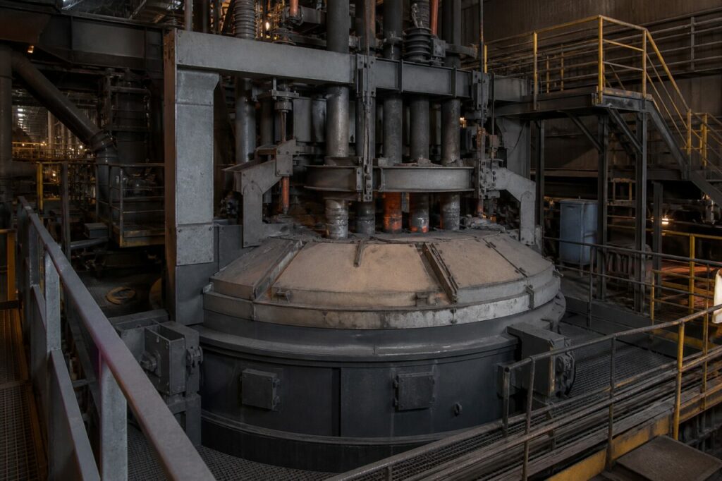 four à arc submergé fermé pour réduction de chromite et production de ferrochrome