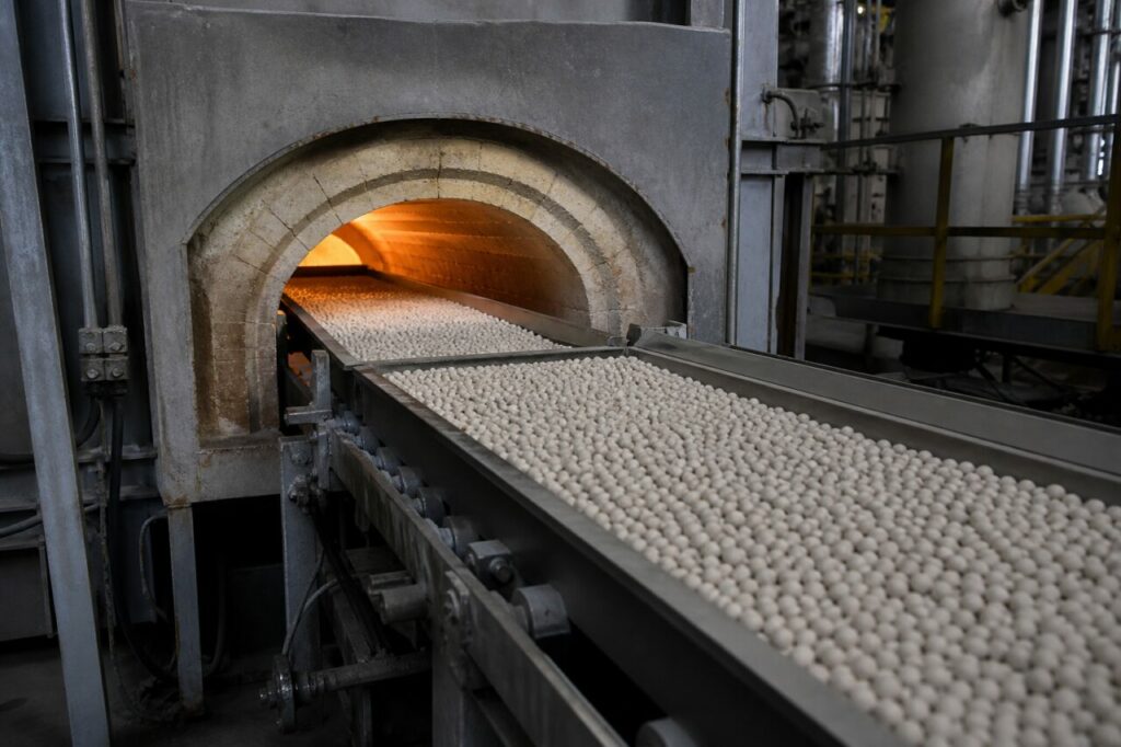 Amber-lit tunnel kiln for calcining zeolite molecular-sieve pellets