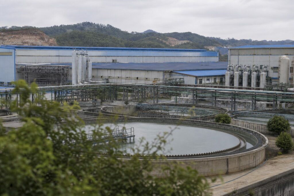 Grand bassin de clarification devant les bâtiments de procédé