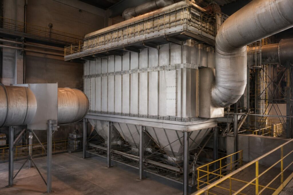 Großer geschlossener Schlauchfilter zur Heißgasfiltration in einer Klinkerlinie