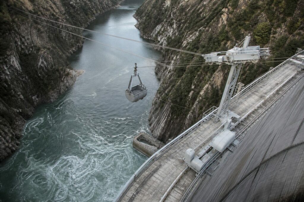 Sistema de cabos serve a obra da barragem na garganta