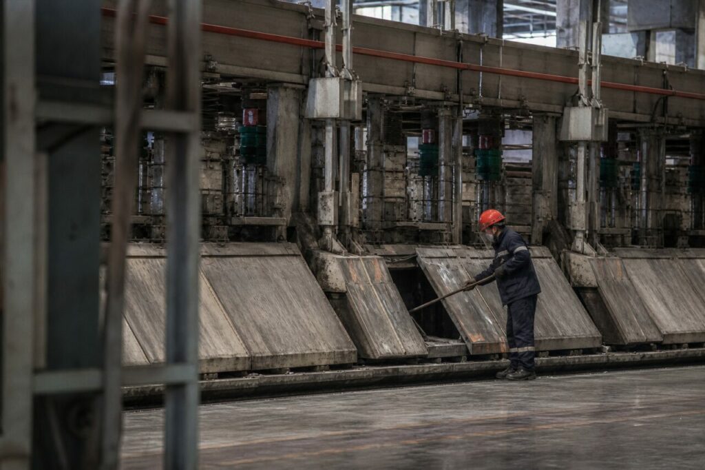 Halle des anodes au-dessus des cuves — production d’aluminium électrolytique