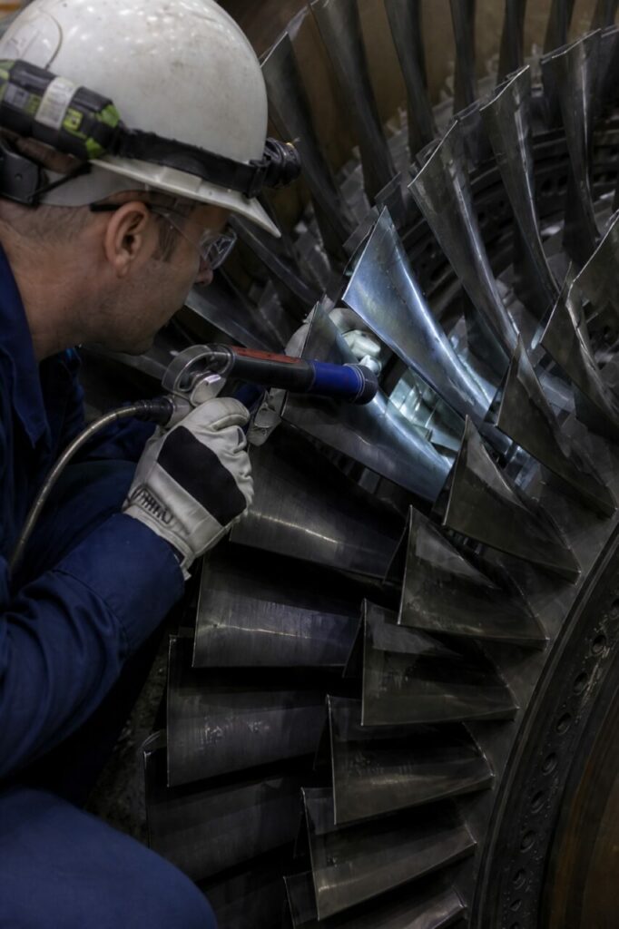 Optical inspection of blades in an opened turbine — with local lighting between the blades