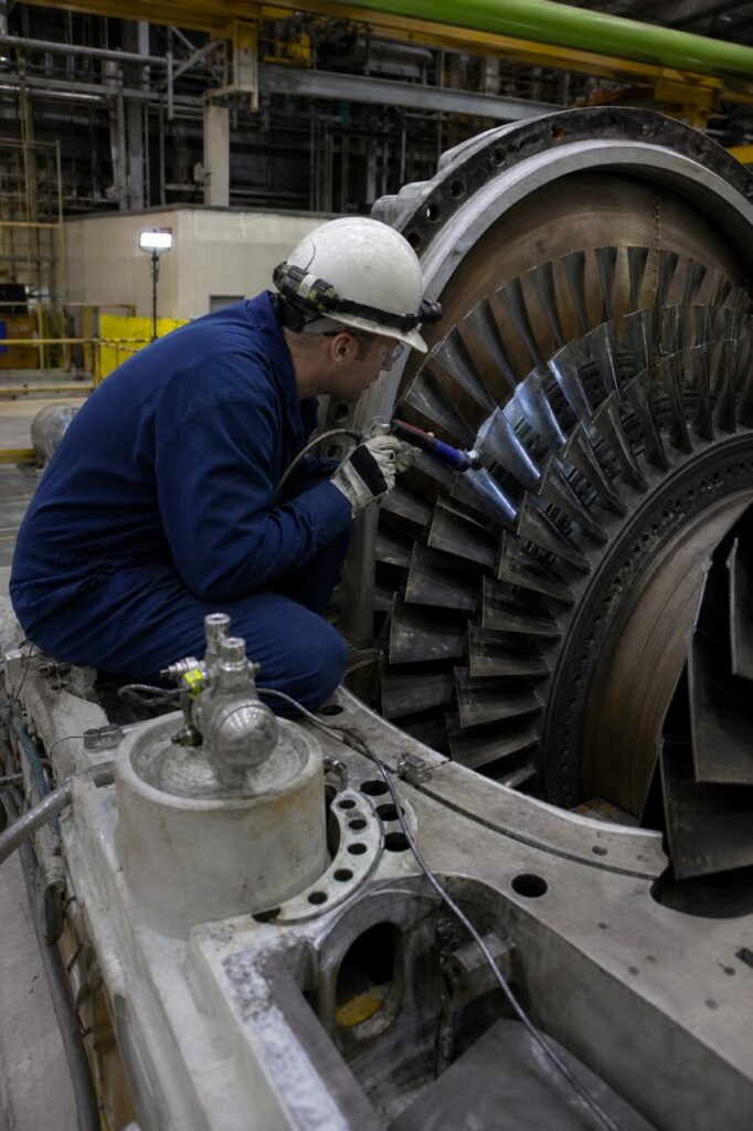 Optical inspection of blades in an opened turbine — with optical probe and blade rings