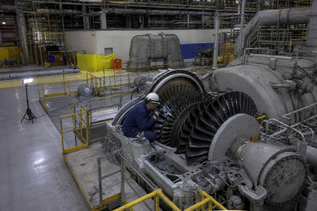Optical inspection of blades in an opened turbine — with opened turbine in the maintenance hall