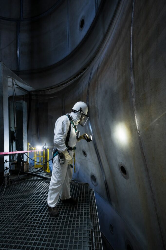 Reactor-vessel wall inspection — with a curved metal wall