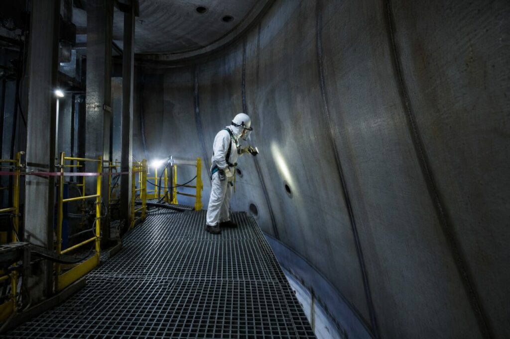 Reactor-vessel wall inspection — with an access platform inside the vessel