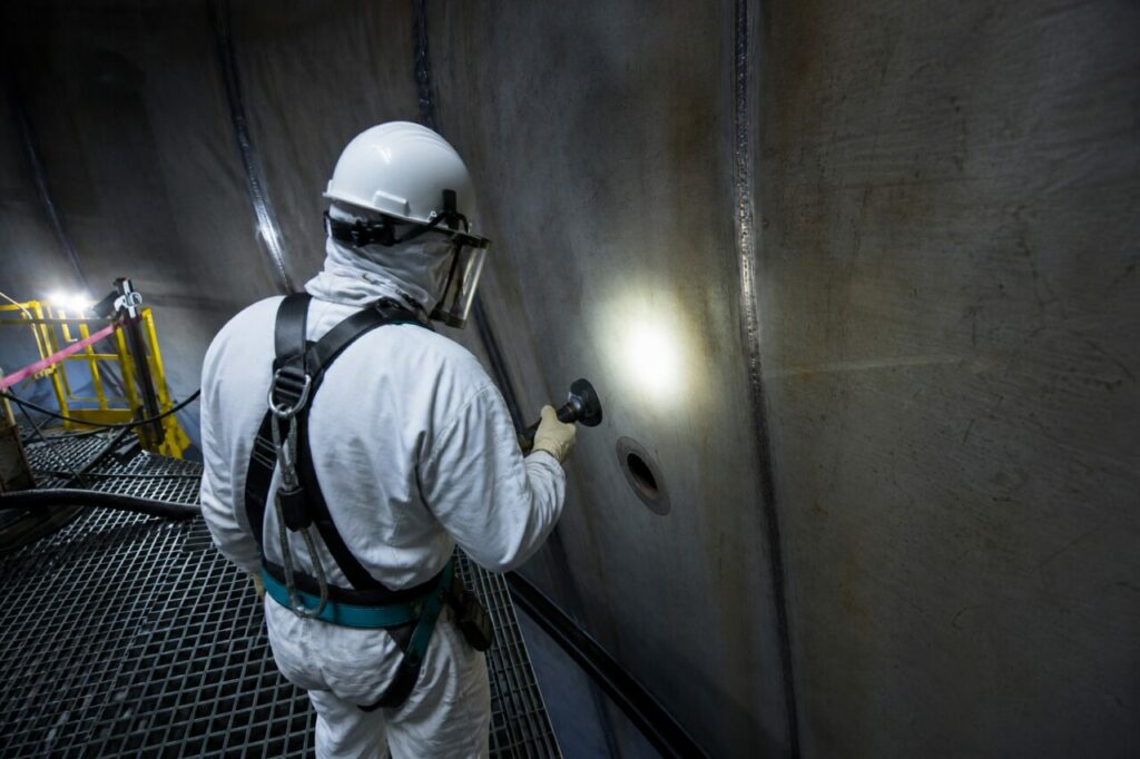 Reactor-vessel wall inspection — from an illuminated interior area