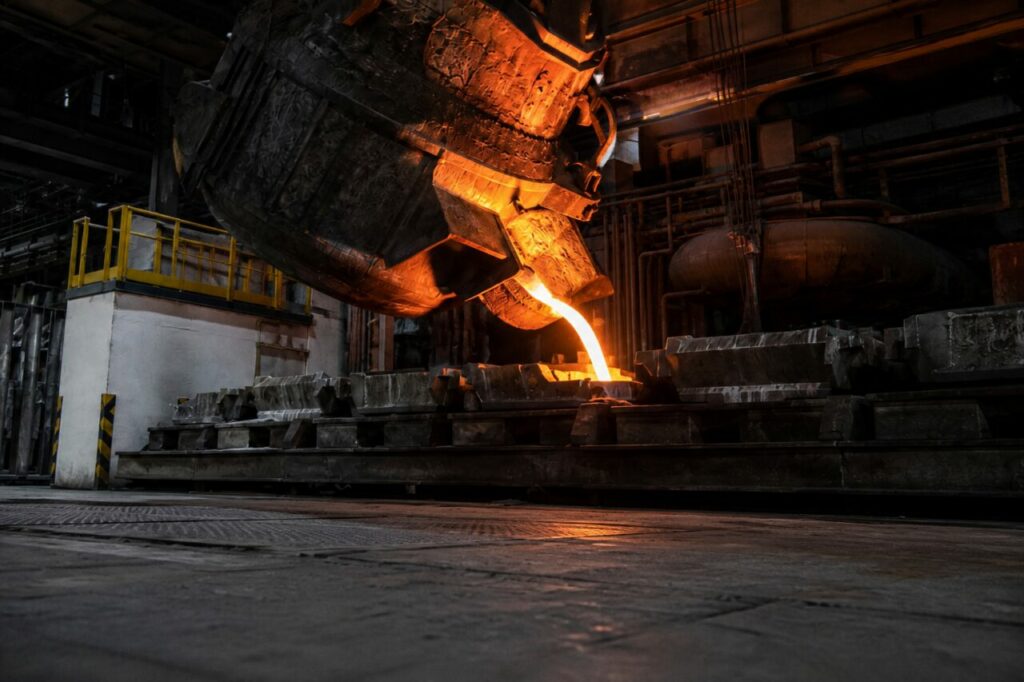 Flüssiger Aluminiumstrahl erreicht die erste Formenreihe
