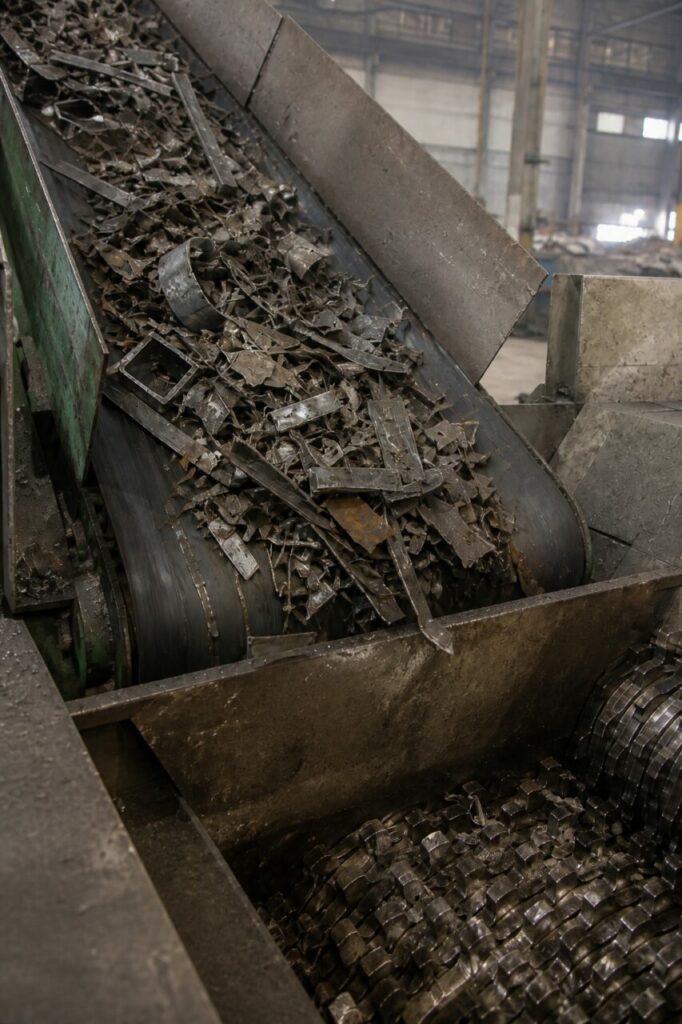 I ritagli metallici vengono condotti alla tramoggia di triturazione