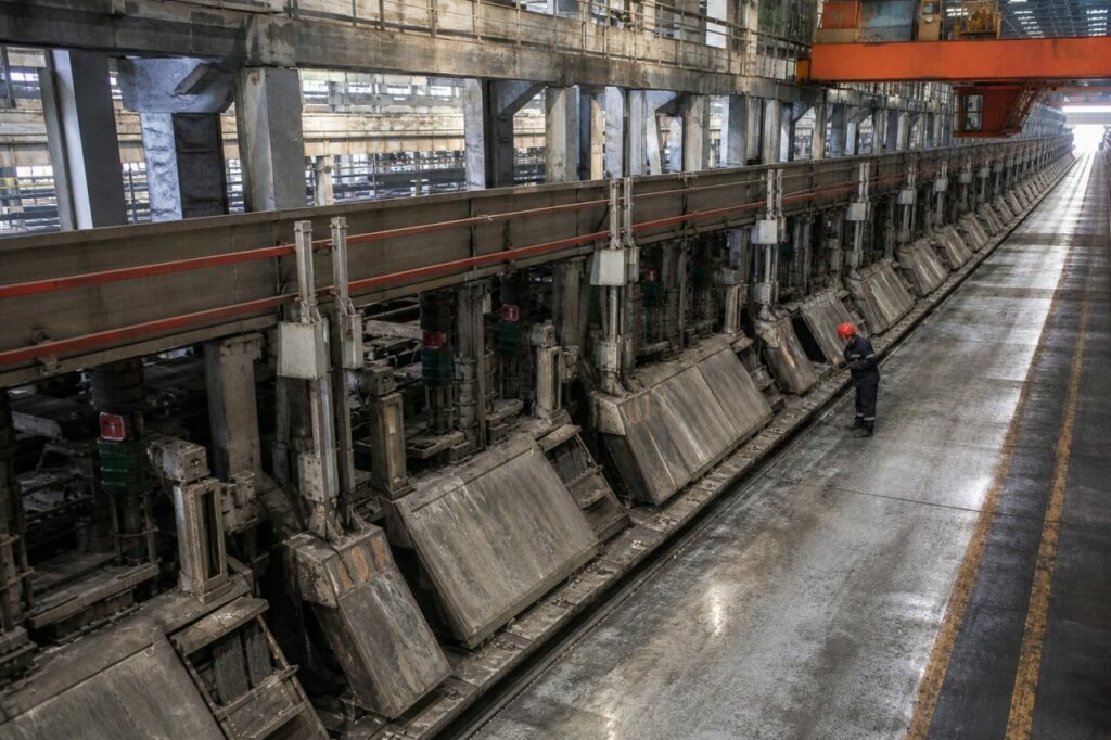 Ligne des cuves d’aluminium — opérateur protégé au cœur de l’électrolyse