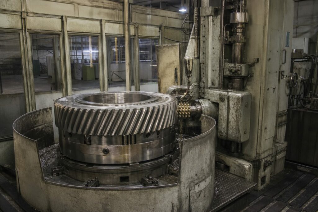 Zahnrad in Bearbeitung — CNC-Wälzfräsmaschine in der Werkhalle
