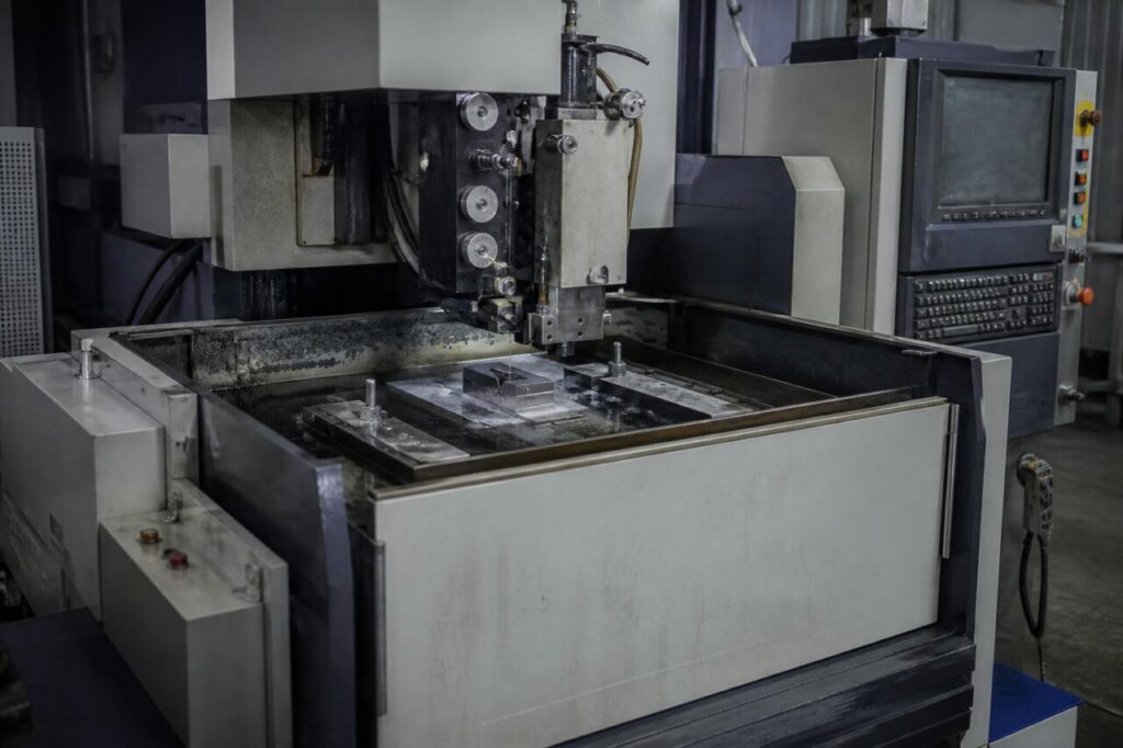 Découpe par électroérosion à fil d’un insert d’outillage en acier trempé — avec fil, bain diélectrique et insert bridé