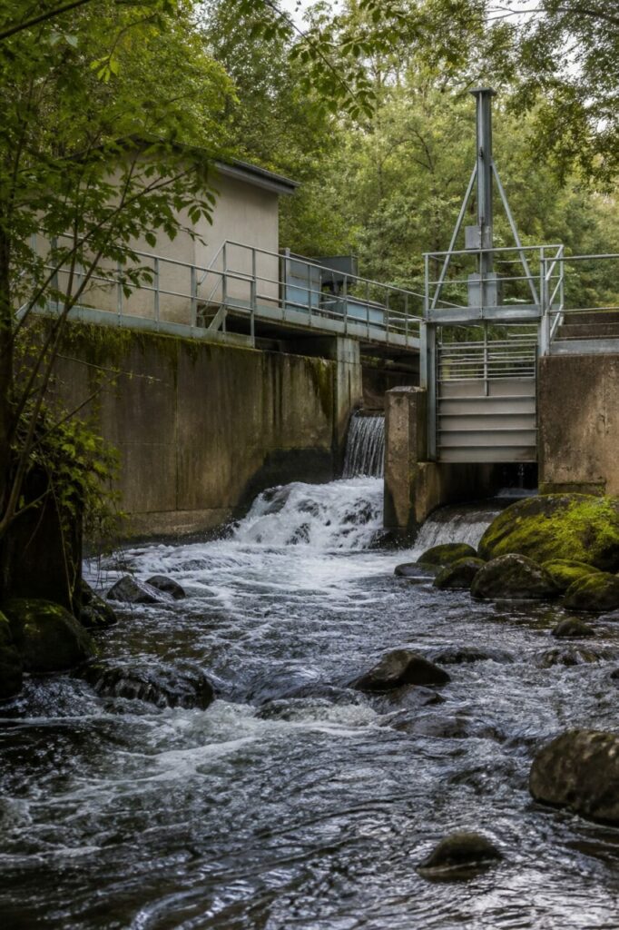 Mecanismo da comporta instalado sobre um canal estreito na floresta