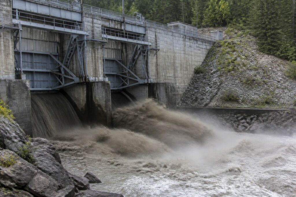 Pertuis multiples évacuant une eau chargée en sédiments