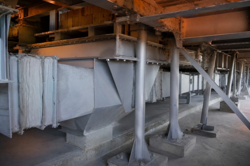 Untergitterplenum und Heißluft-Rückgewinnungssammler unter einem Klinkerkühler