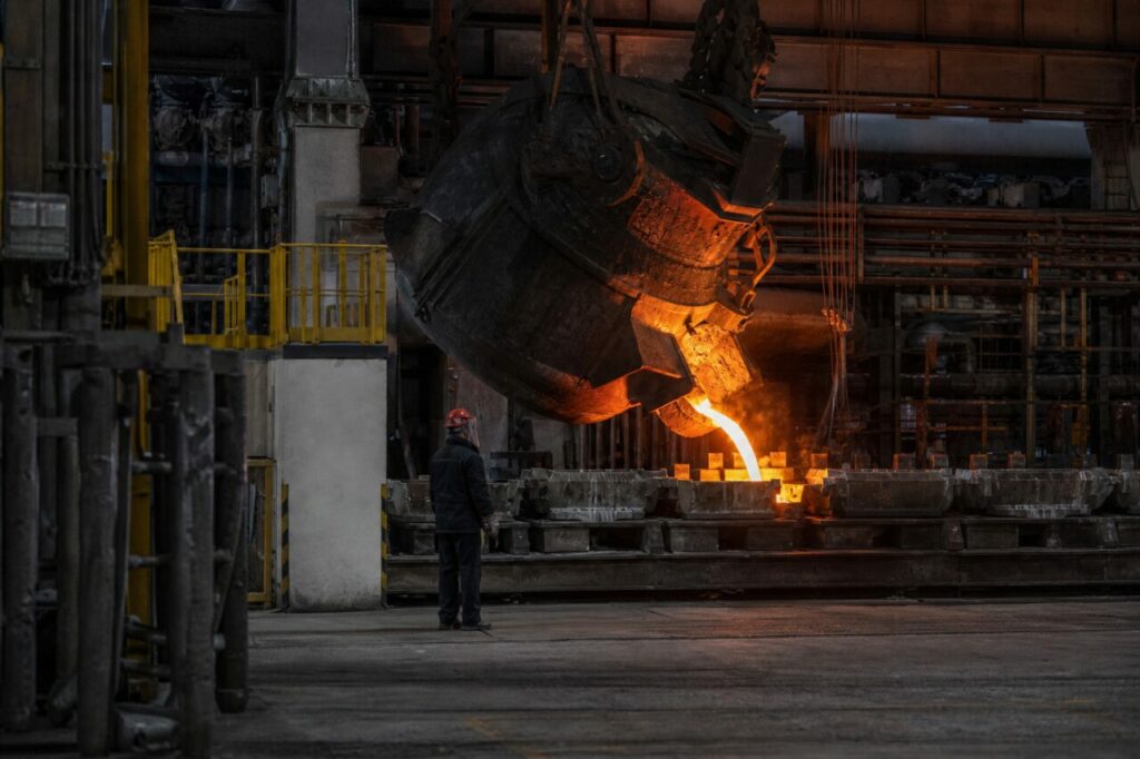 Glühendes Metall in der Gießpfanne