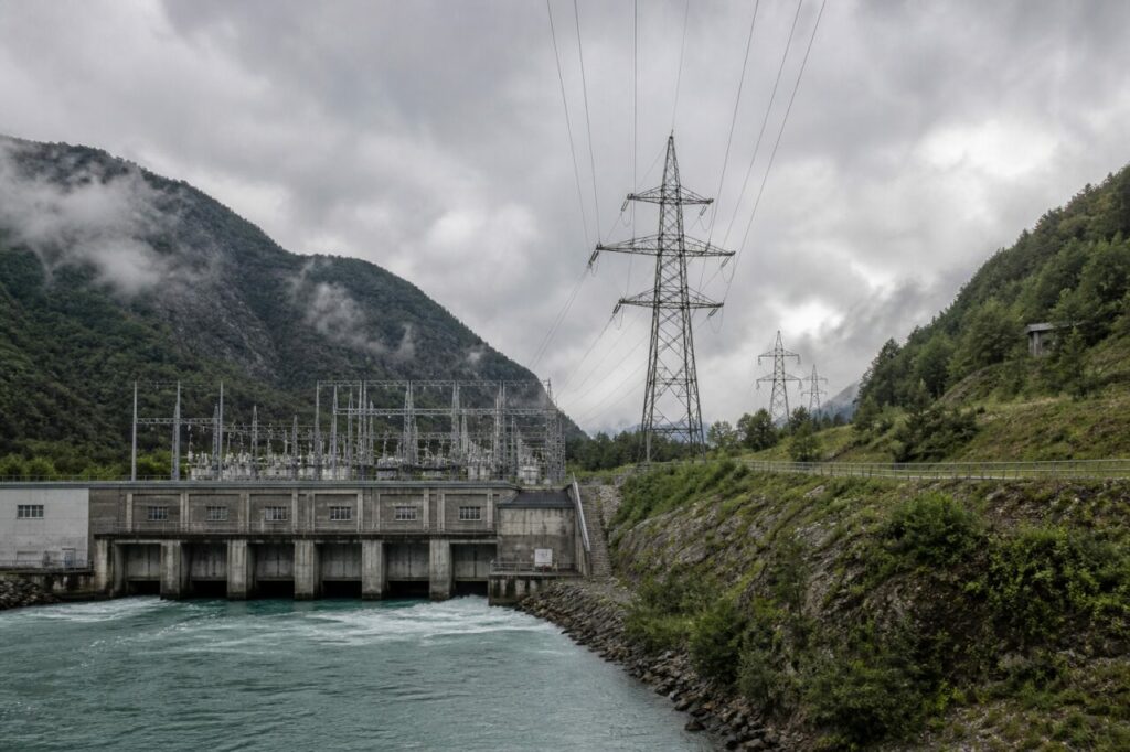 Subestação elétrica liga a central hidroelétrica à rede