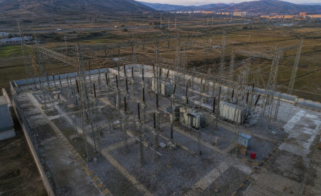 Pórticos metálicos — estrutura de uma subestação exterior de alta tensão
