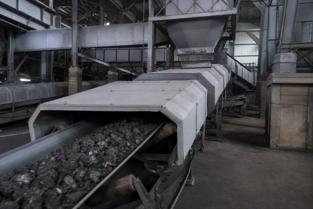 préparation couverte de chromite pour fabrication de ferrochrome avec doseurs et convoyeurs capotés
