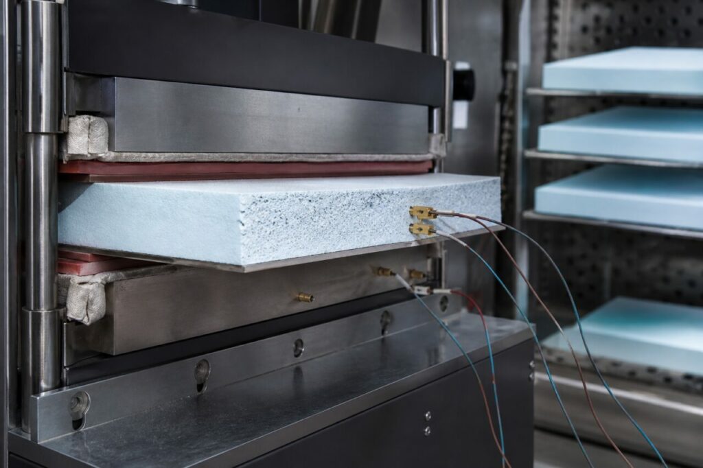 Aerogelplatte unter einer Metallplattenpresse