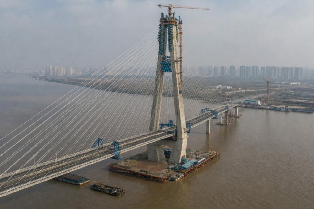 pyloon, kabels en dek boven de Yangtze — Rivierpyloon