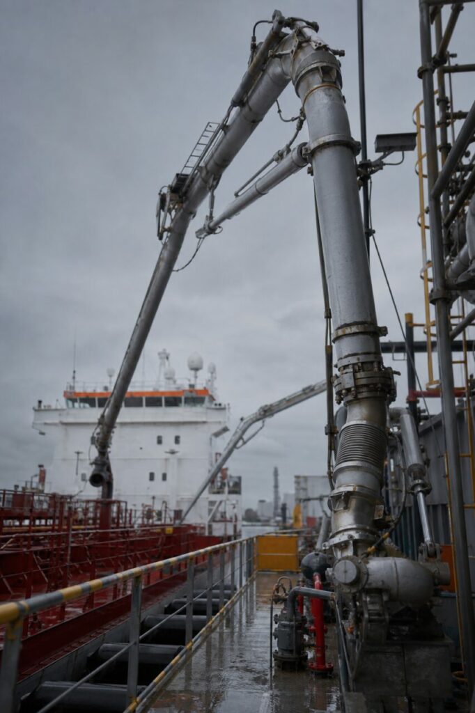 Jetty arm connection to a chemical tanker transfer manifold