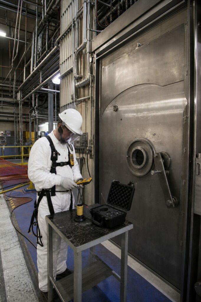 Radiamètre jaune devant la porte blindée — Contrôle radiamétrique de sûreté en zone nucléaire